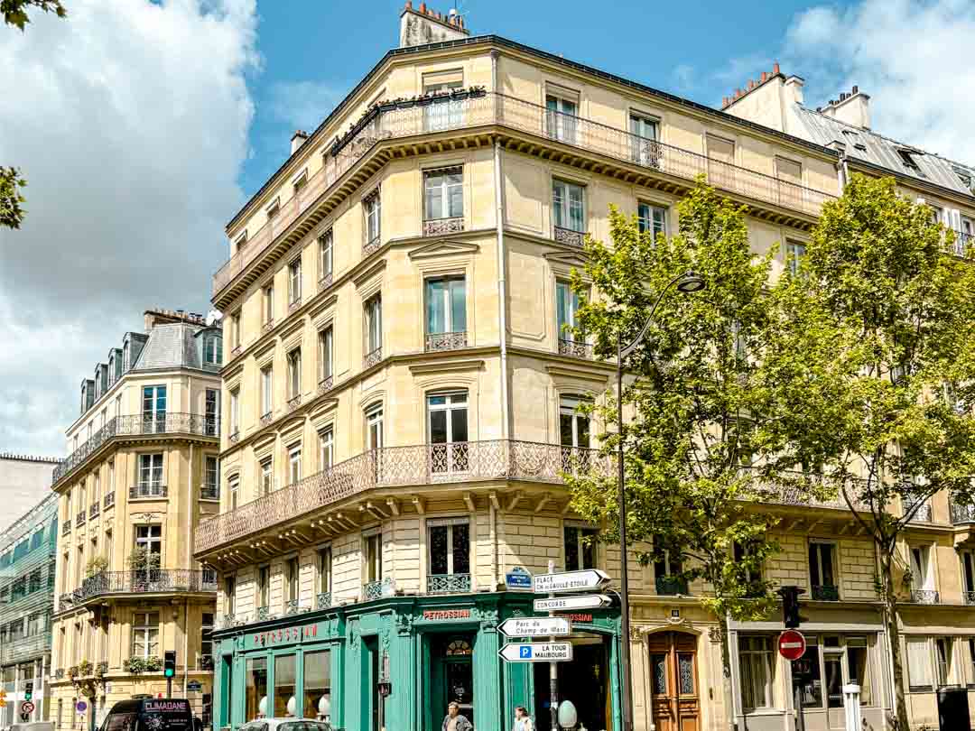 ein eckgebaeude in paris mit gruenen schaufenstern kreuzung im 7 arrondissement Ein Eckgebäude in Paris mit grünen Schaufenstern, Kreuzung im 7. Arrondissement