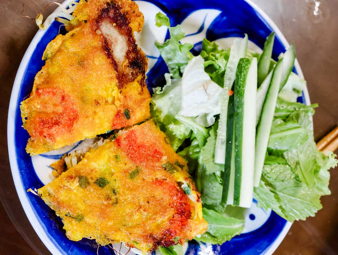 ein teller vietnamesisches banh xeo mit salat