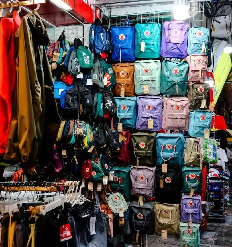 Eine Wand voller Rucksäcke in einem Geschäft in Hanoi