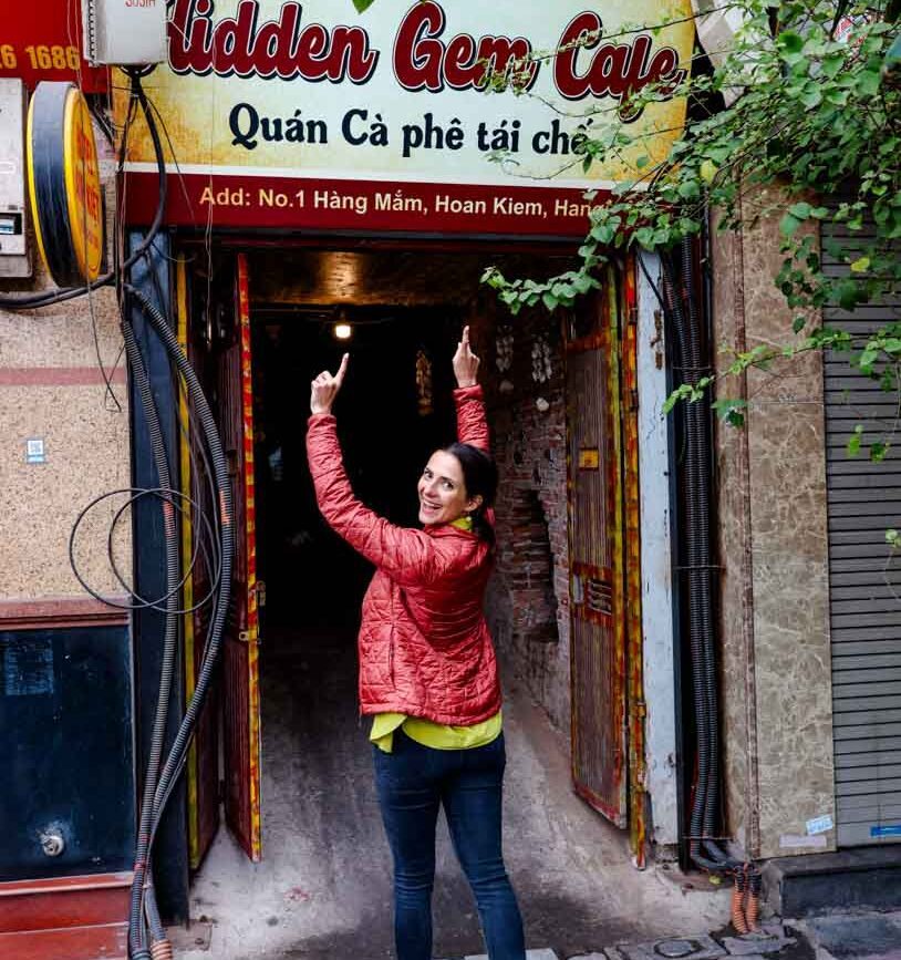 eingang zum hidden gem cafe hanoi