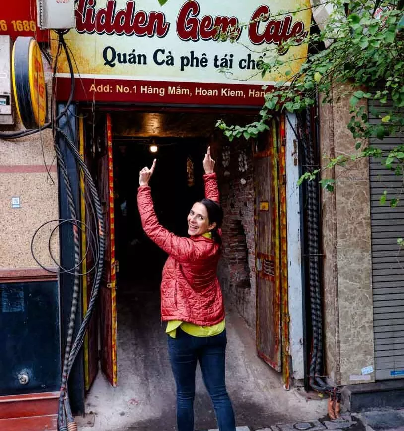 Eingang zum Hidden Gem Cafe Hanoi
