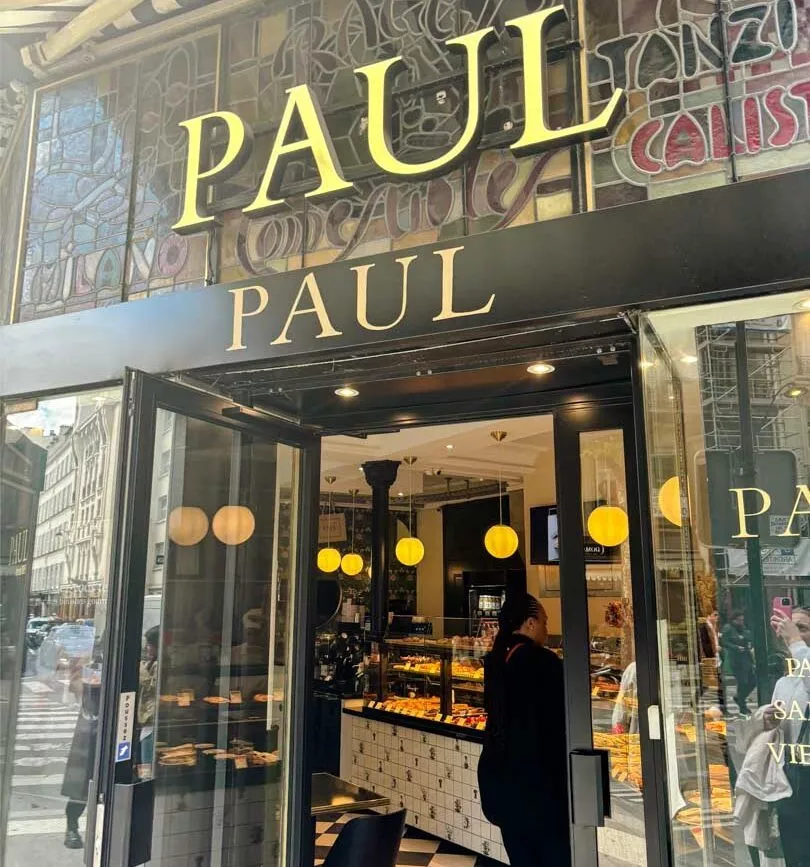 eingang zur baeckerei paul in paris konditoreitheke