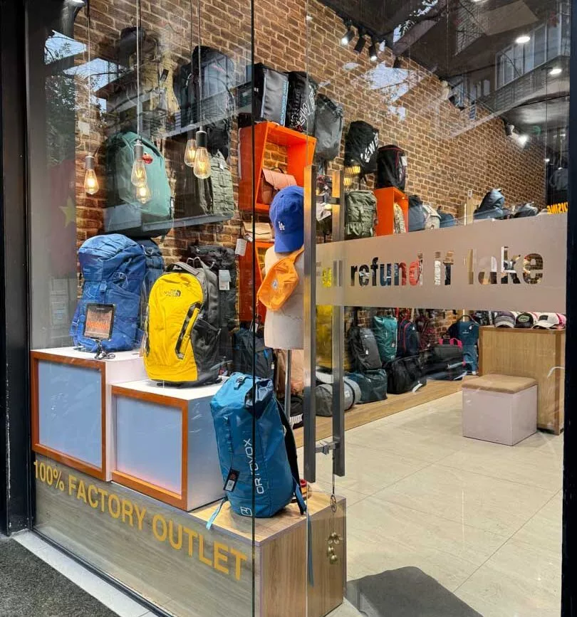 Fabrikverkauf in Hanoi mit Rucksäcken, „100% FACTORY OUTLET