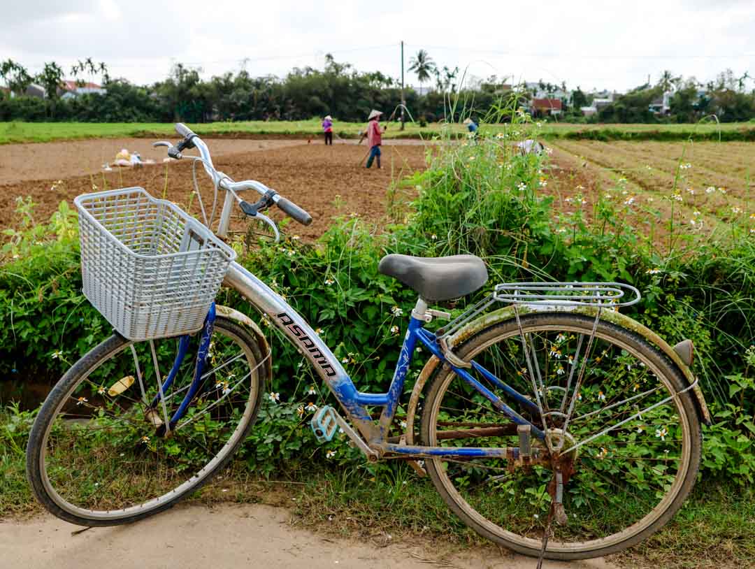 fahrrad mit korb auf dem weg in hoi an vietnam geparkt