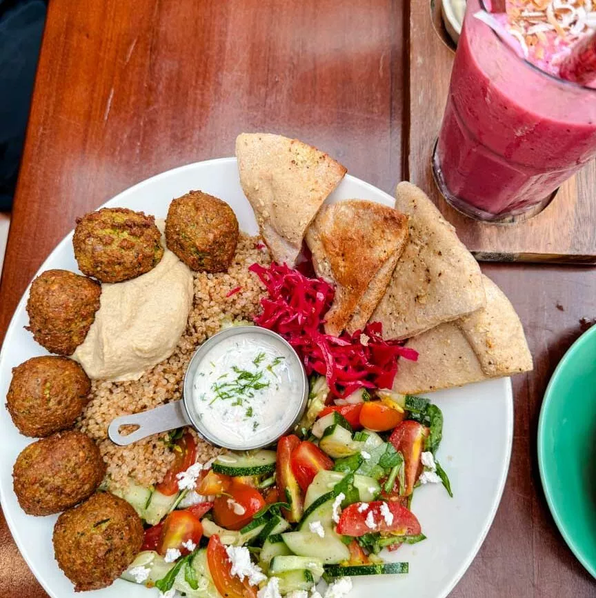 falafel hummus pita salat im nurish in hoi an