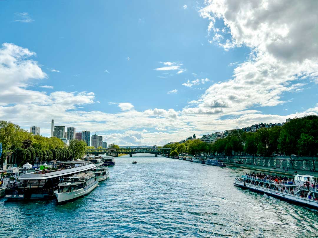 flussszene boote bruecke pariser flair blick auf die seine