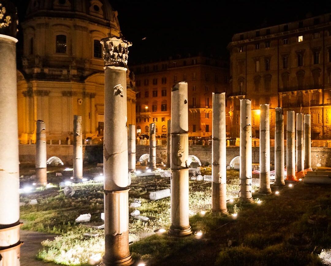 forum romanum beleuchtet bei nacht