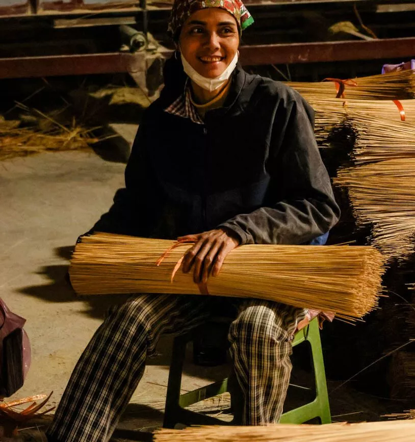 Frau in Weihrauchfabrik, Hanoi Vietnam