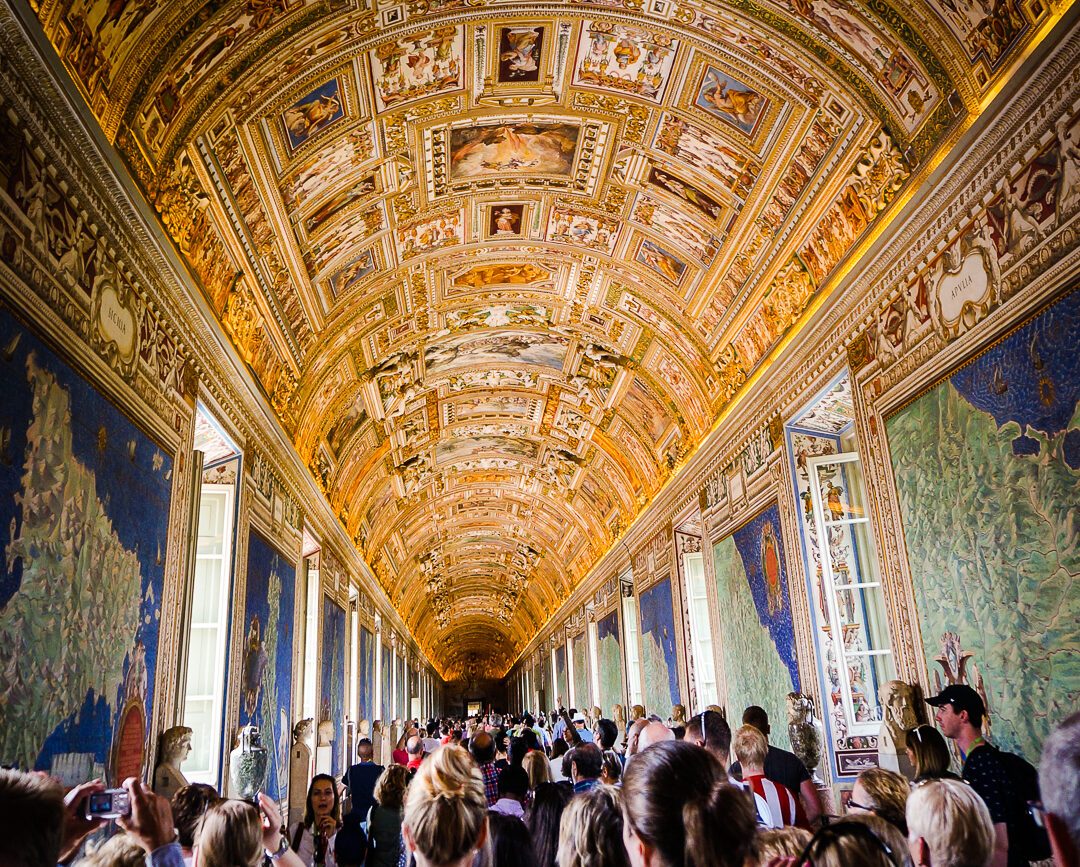 gang in den vatikanischen museen in rom