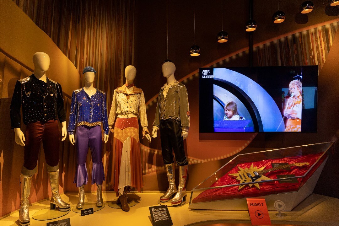 Gitarre und Kleider der Band ABBA Museum