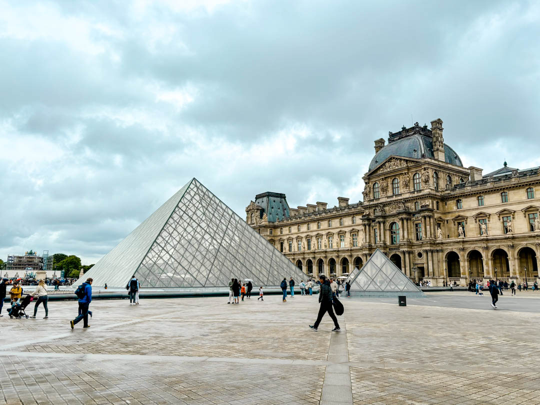 glaspyramide im innenhof des louvre