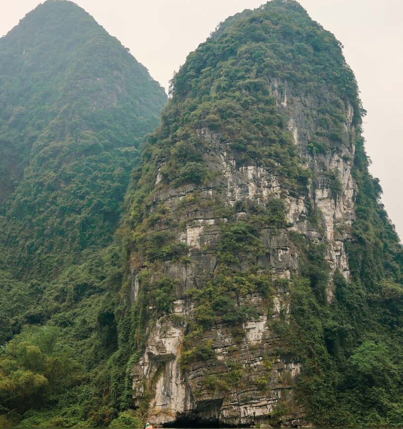 gruen bewachsene kalksteinfelsen bei ninh binh vietnam Grün bewachsene Kalksteinfelsen bei Ninh Binh, Vietnam
