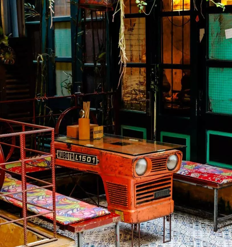 Hidden Gem Cafe Hanoi mit Traktortisch