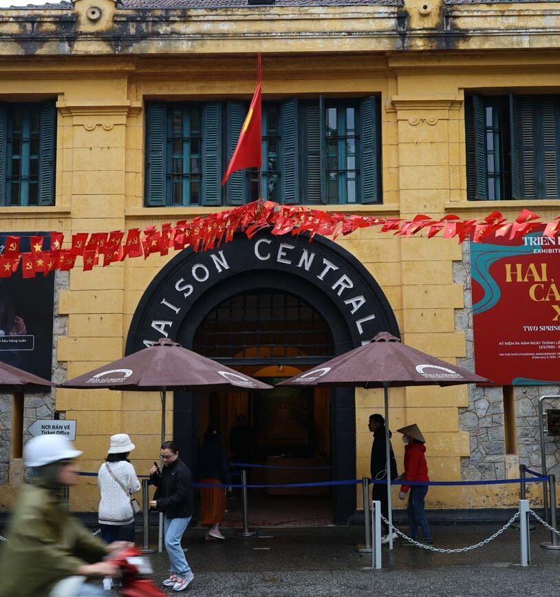 hoa lu gefaengnismuseum in hanoi von aussen