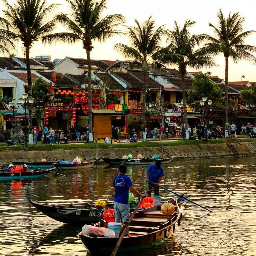 holzboote mit ruderern auf dem fluss hoi an