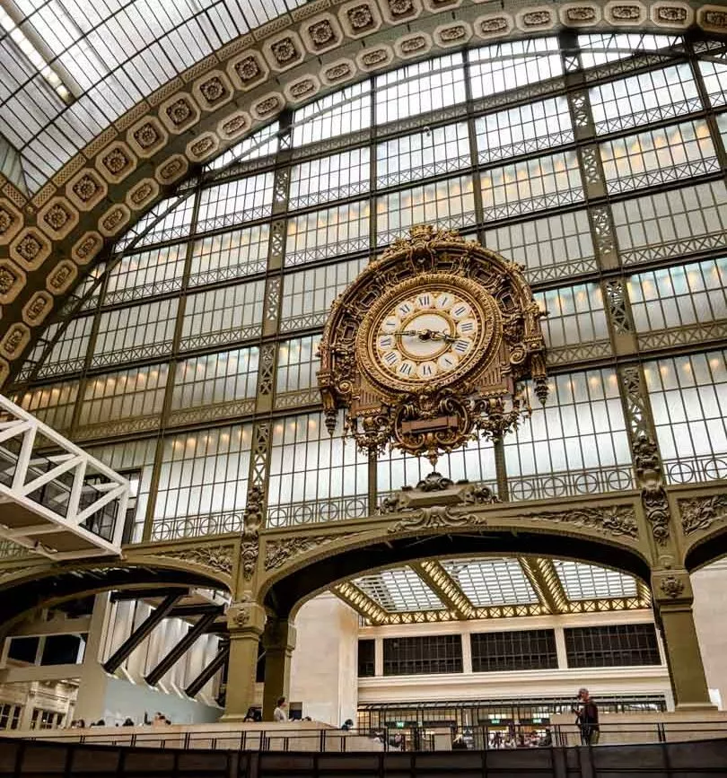 innenansicht des musee d orsay paris grosse uhr gewoelbtes dach
