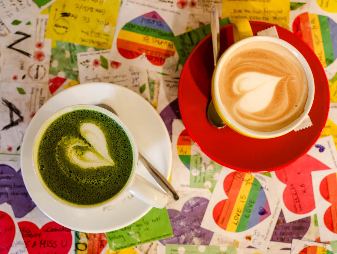 kaffee mit herzfoermiger latte art im the note coffee