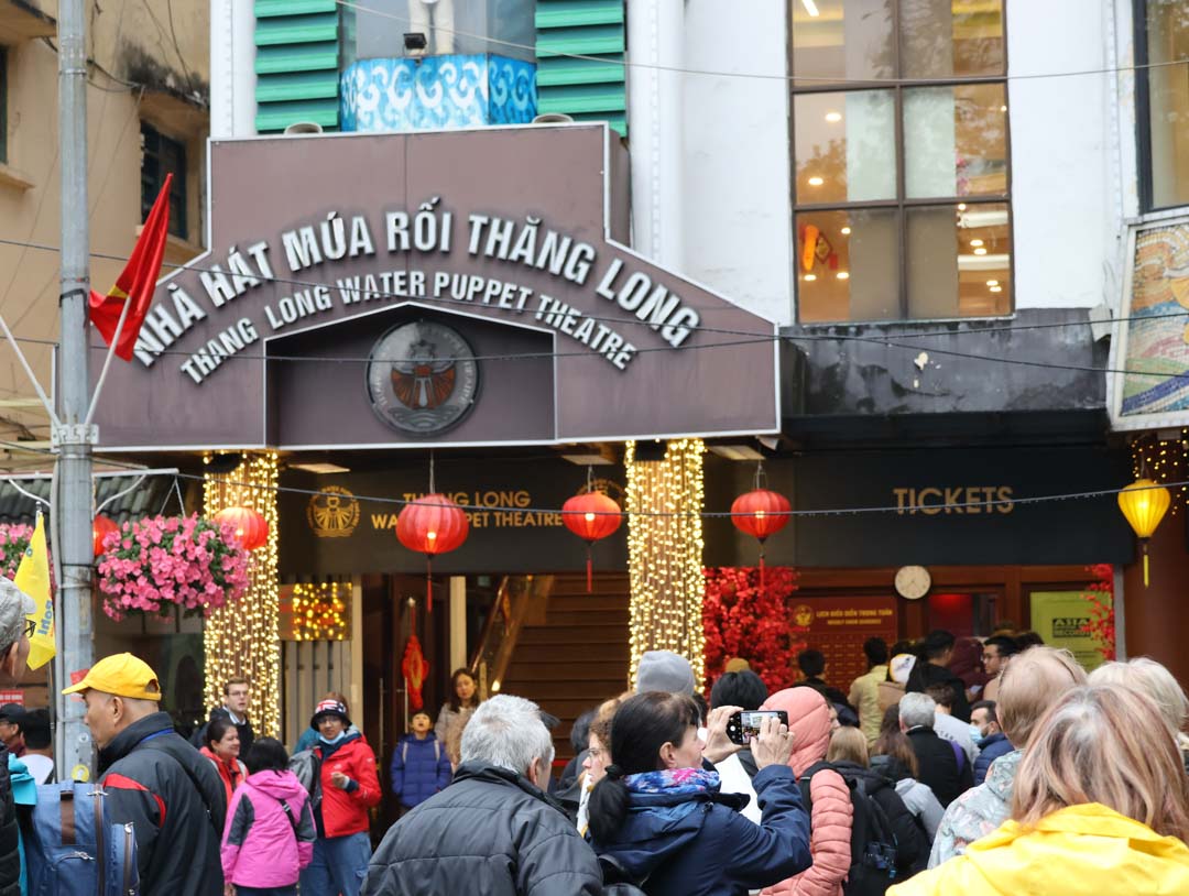 lange schlange vorm wasserpuppentheater in hanoi