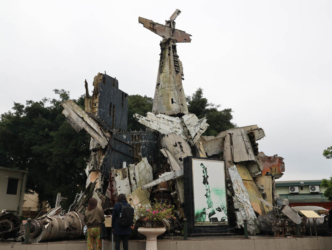 mahnmal beim hanoi flag tower vietnam