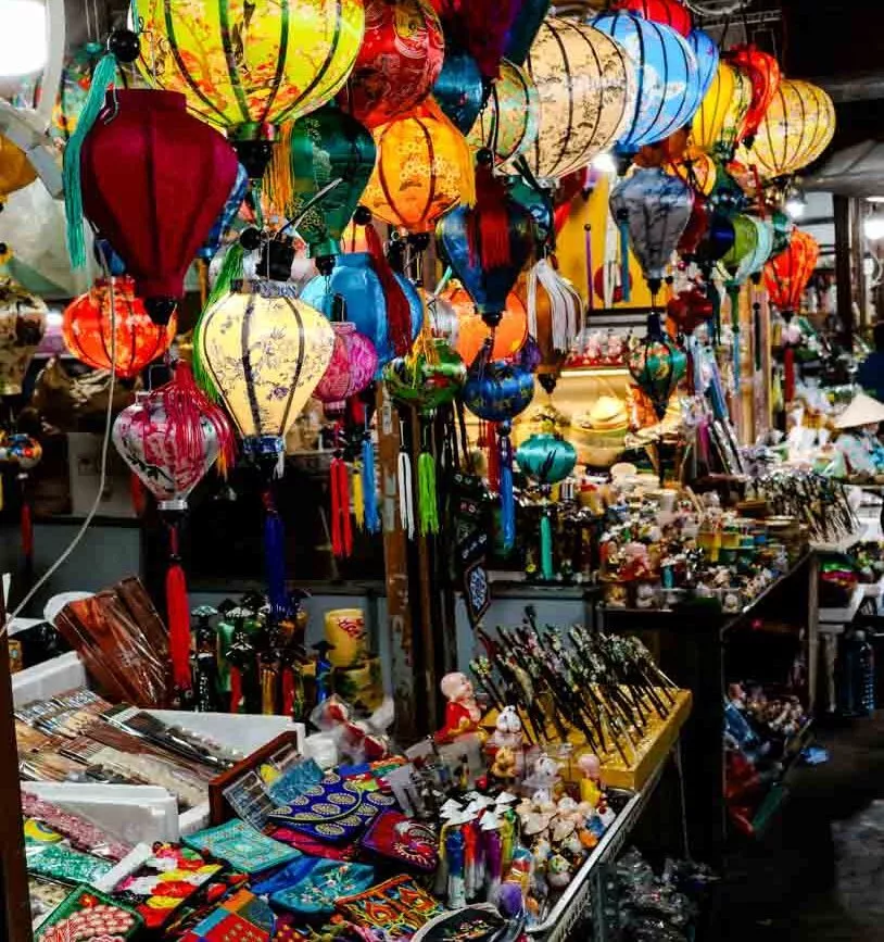 Marktstand in Hoi An mit Laternen, Textilien, Souvenirs