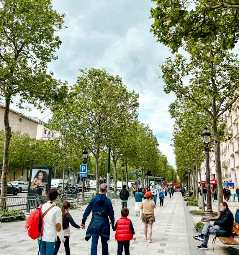 Menschen gehen in einer Fußgängerzone in Paris spazieren
