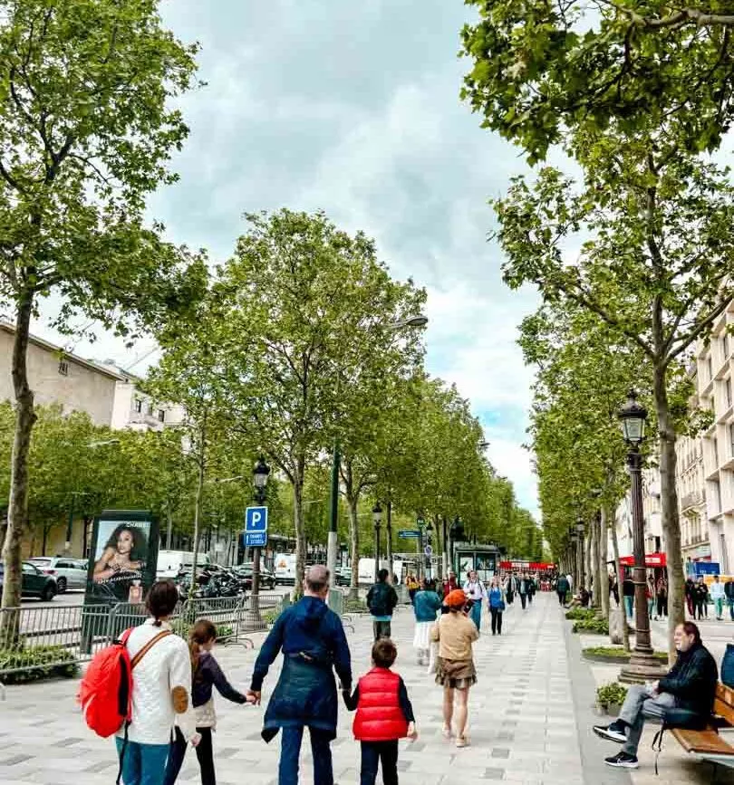 menschen gehen in einer fussgaengerzone in paris spazieren