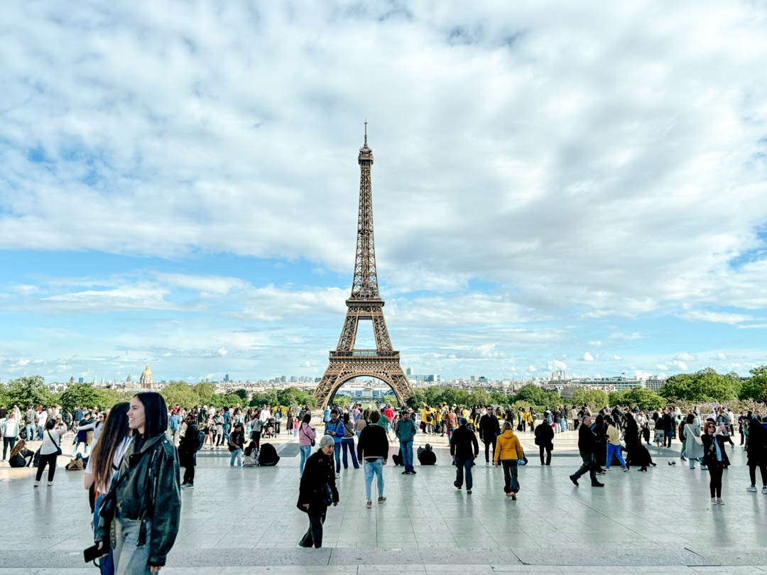 menschenmenge auf dem place du trocadero vor dem eiffelturm in paris