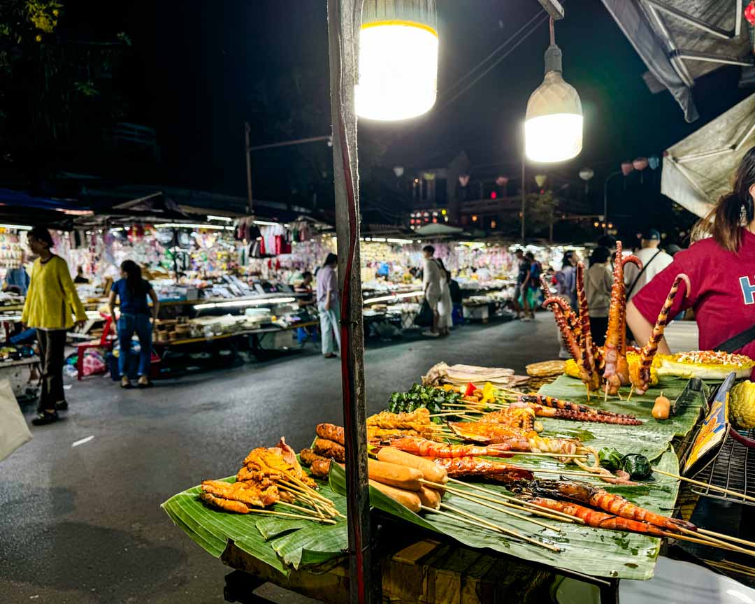 nachtmarkt im freien mit spiessen in hoi an vietnam