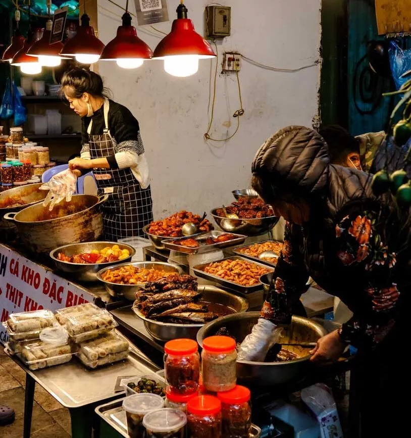Nachtmarkt in Hanoi, leckeres und günstiges Street Food