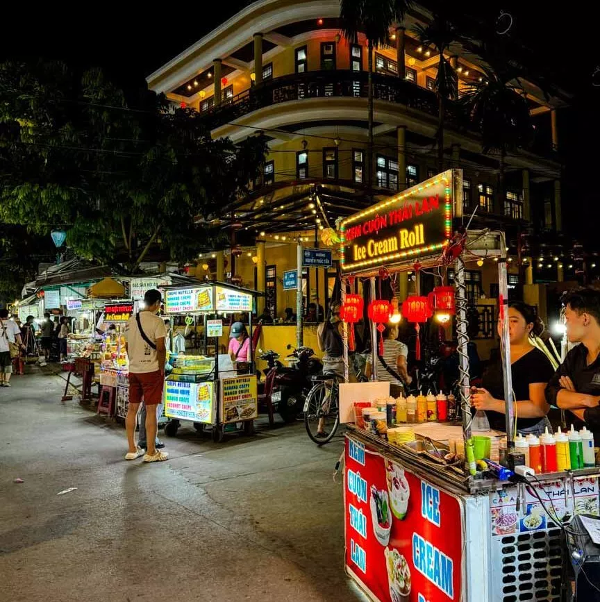 nachtmarkt in hoi an mit essensstaenden schild ice cream roll