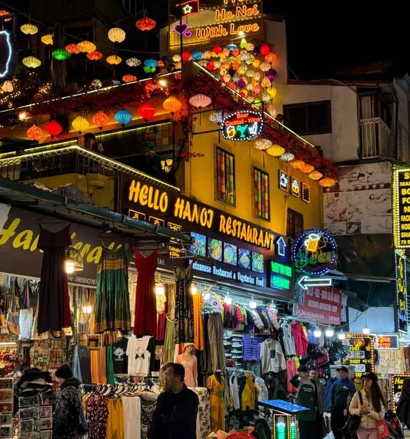 Nachtmarkt mit Geschäften in Hanoi, Vietnam