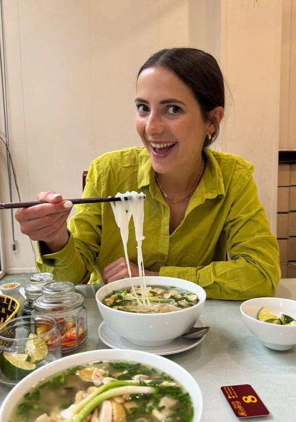 Nina isst Nudelsuppe Pho zum Frühstück in Hanoi