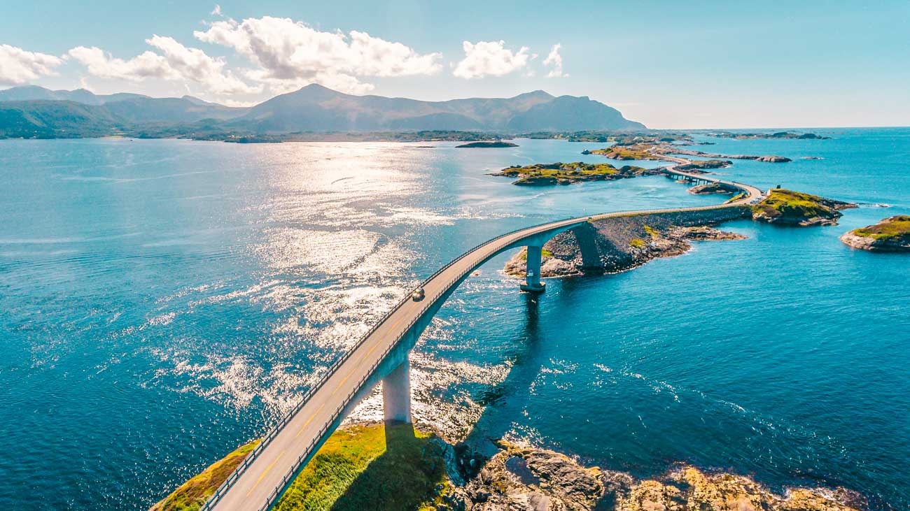 norwegen atlantic road dronenaufnahme von bruecke Norwegen Atlantic Road Dronenaufnahme von Brücke