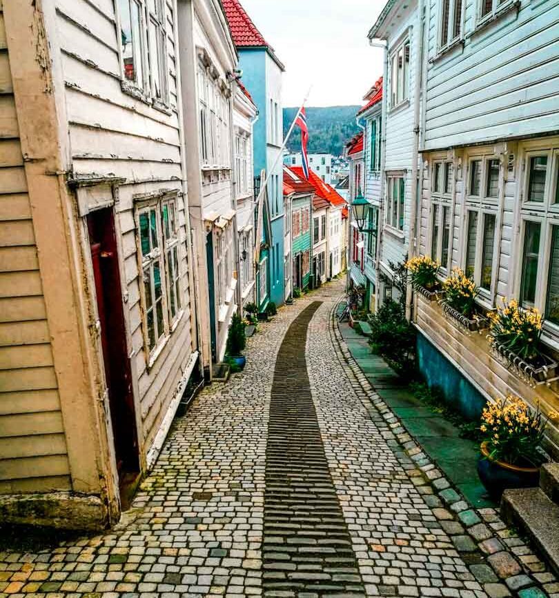norwegen bergen strassenzug in gamle bryggen