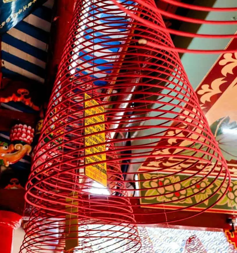 rote raeucherstaebchenspiralen haengen im tempel von hoi an