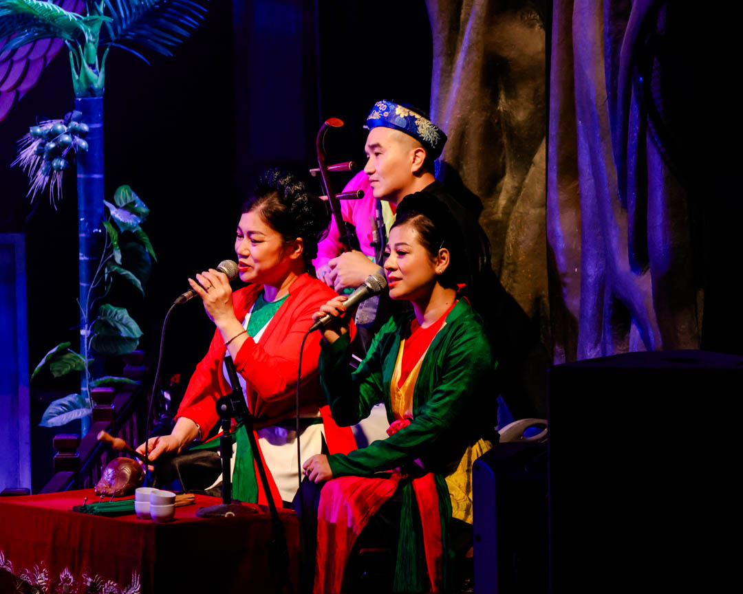 saenger im wasserpuppentheater hanoi vietnam