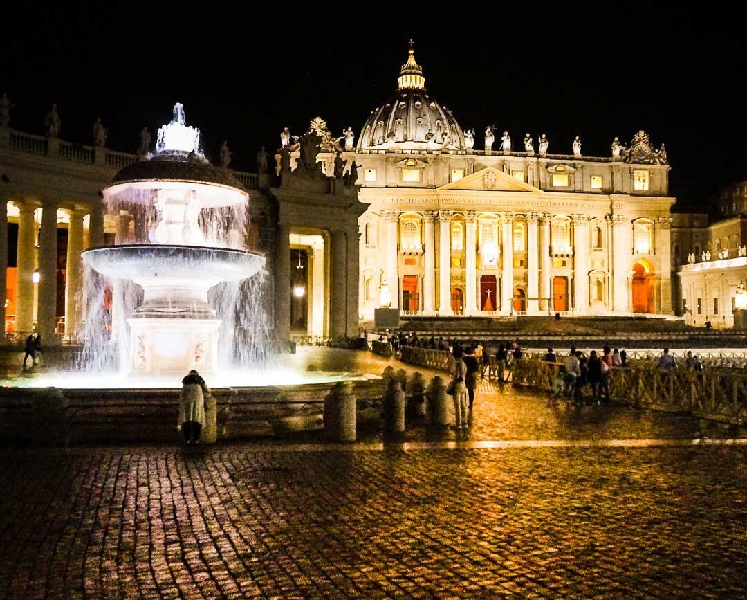 schoen beleuchteter platz in rom bei nacht