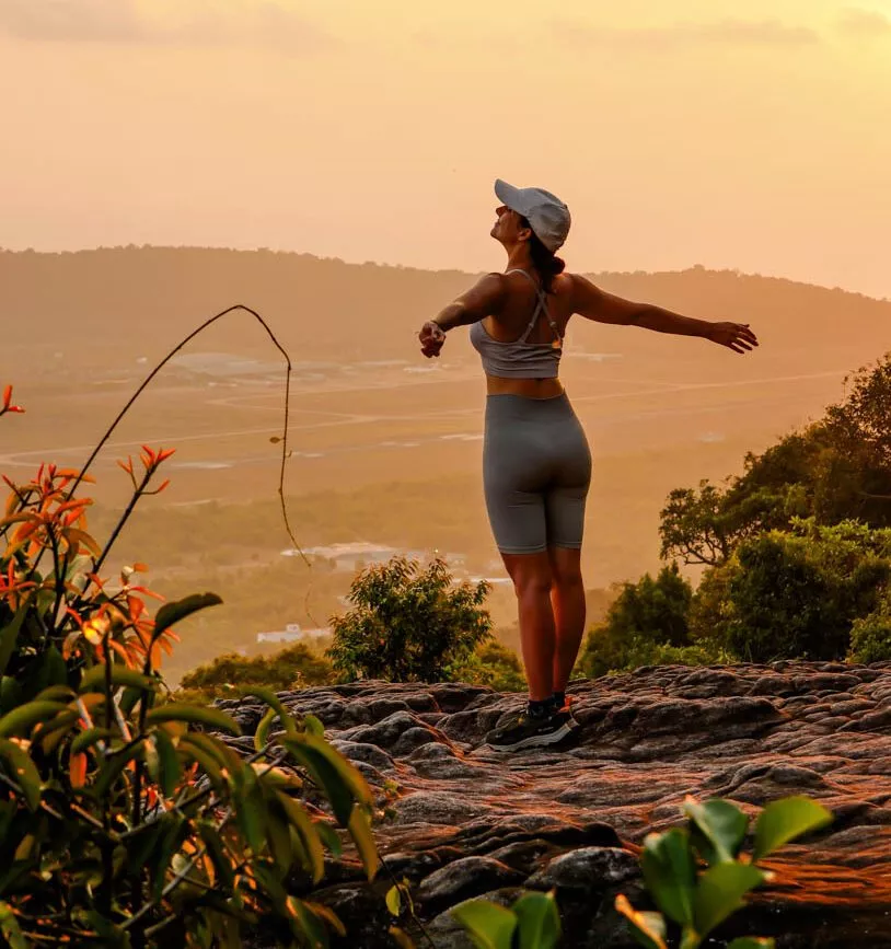 Schöne Lichtstimmung zum Sonnenuntergang auf dem Tiên Sơn Đỉnh