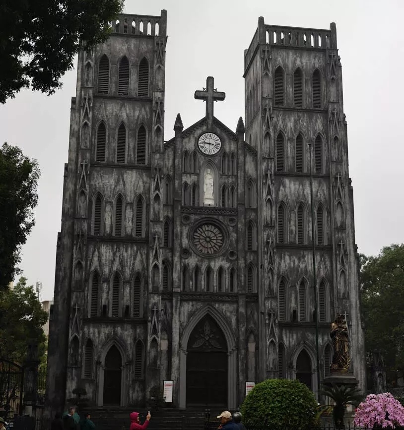 St. Joseph’s Cathedral mit Glockentürmen in Hanoi, Vietnam