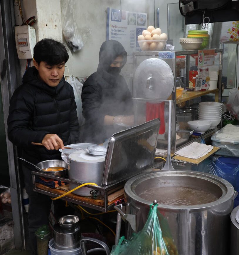 street food zwei kochen in kleinen hanoi kueche mit toepfen