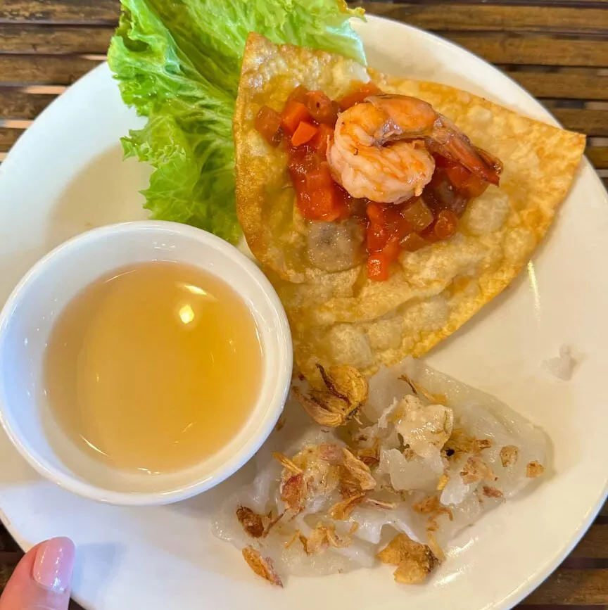 teller mit wan tan garnelen teigtaschen sosse