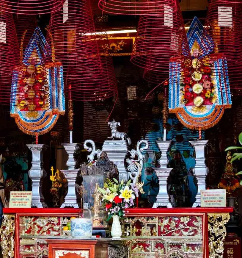 tempelaltar in hoi an vietnam mit opfergaben