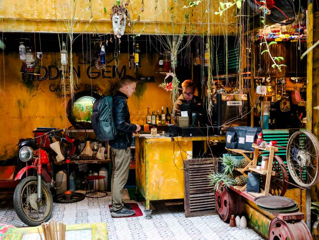Tom bestellt im Hidden Gem Cafe Hanoi