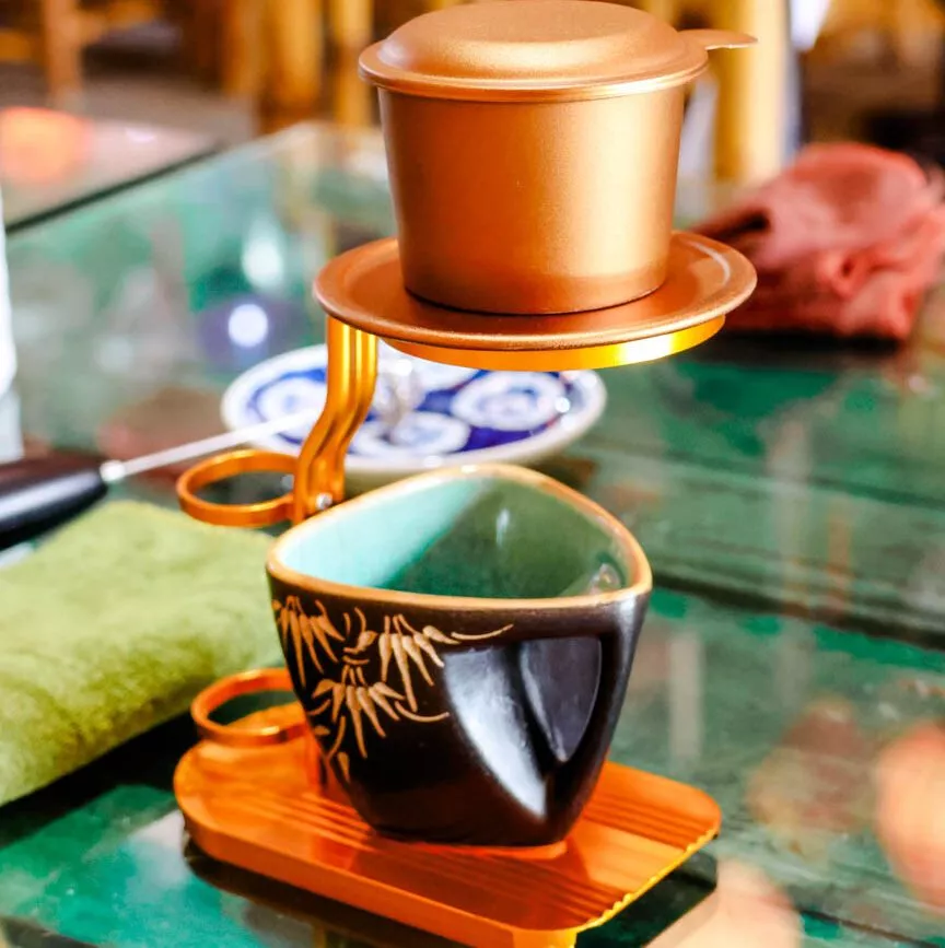 traditioneller slow brewed coffee aus vietnam