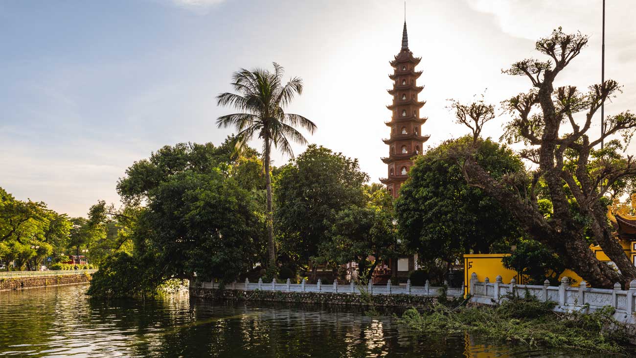 Tran Quoc-Pagode im Grünen mit Blick auf das Wasser in Hanoi