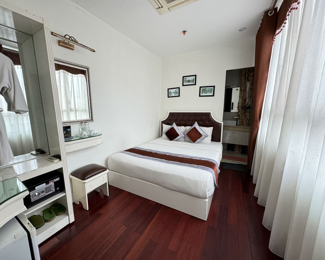 trangtrang premium hotel in hanoi mit bett spiegel fenster trangtrang premium hotel in hanoi mit bett spiegel fenster