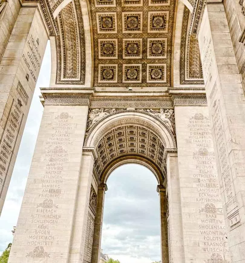 unterseite des arc de triomphe in paris menschenmassen darunter