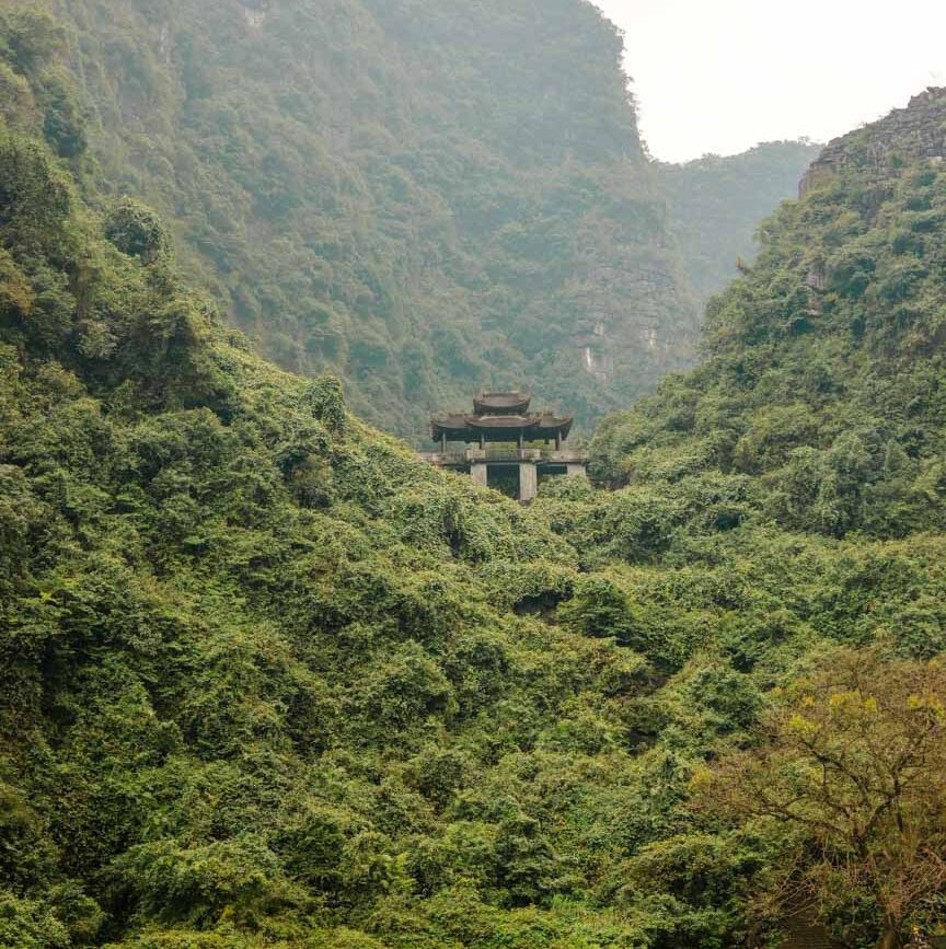 versteckter tempel bei der trang an bootstour Versteckter Tempel bei der Trang An Bootstour
