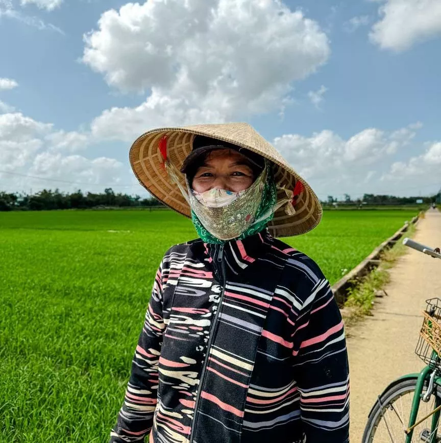 vietnamesin mit strohhut steht in hoi an vietnam