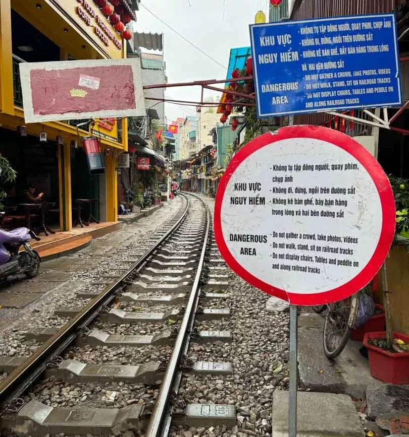 Warnschilder bei Train Street Hanoi, gesperrt